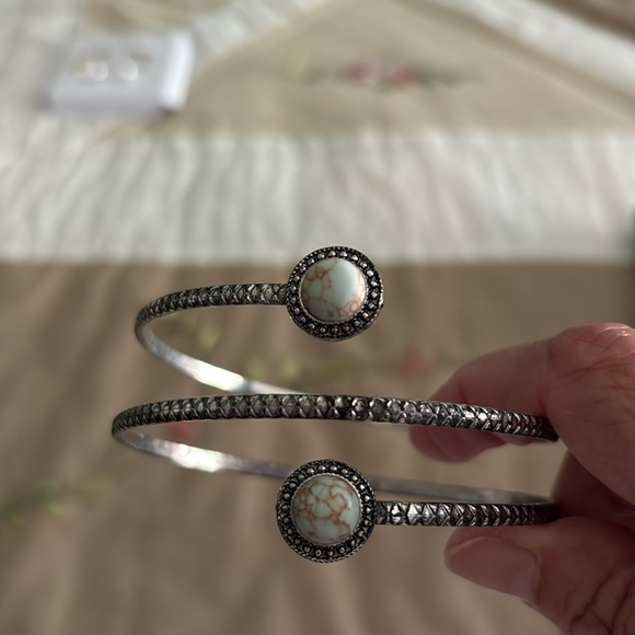 Elegant Silver and White Stone Bracelet - Picture 2 of 2